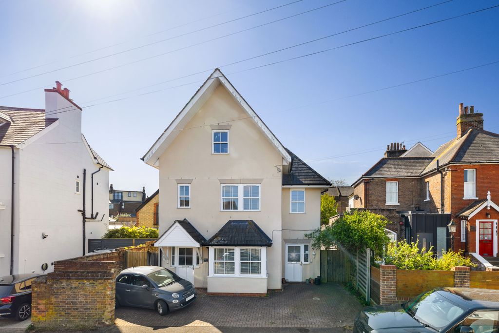 2 bed flat for saleRef: Sb - Glovers Road, Reigate RH2 photo 4