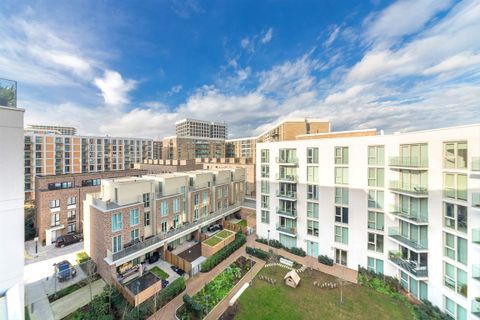 Royal Wharf Walk, Royal Wharf E16
