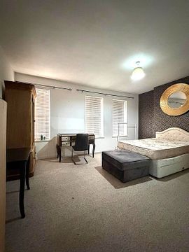 Ninian Park Road, Cardiff CF11, Room to rent