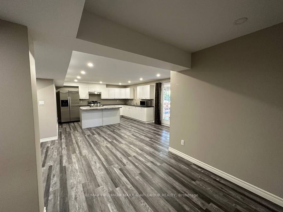 33 Camelot Square, Barrie, ON, L4M 0C3 photo 3