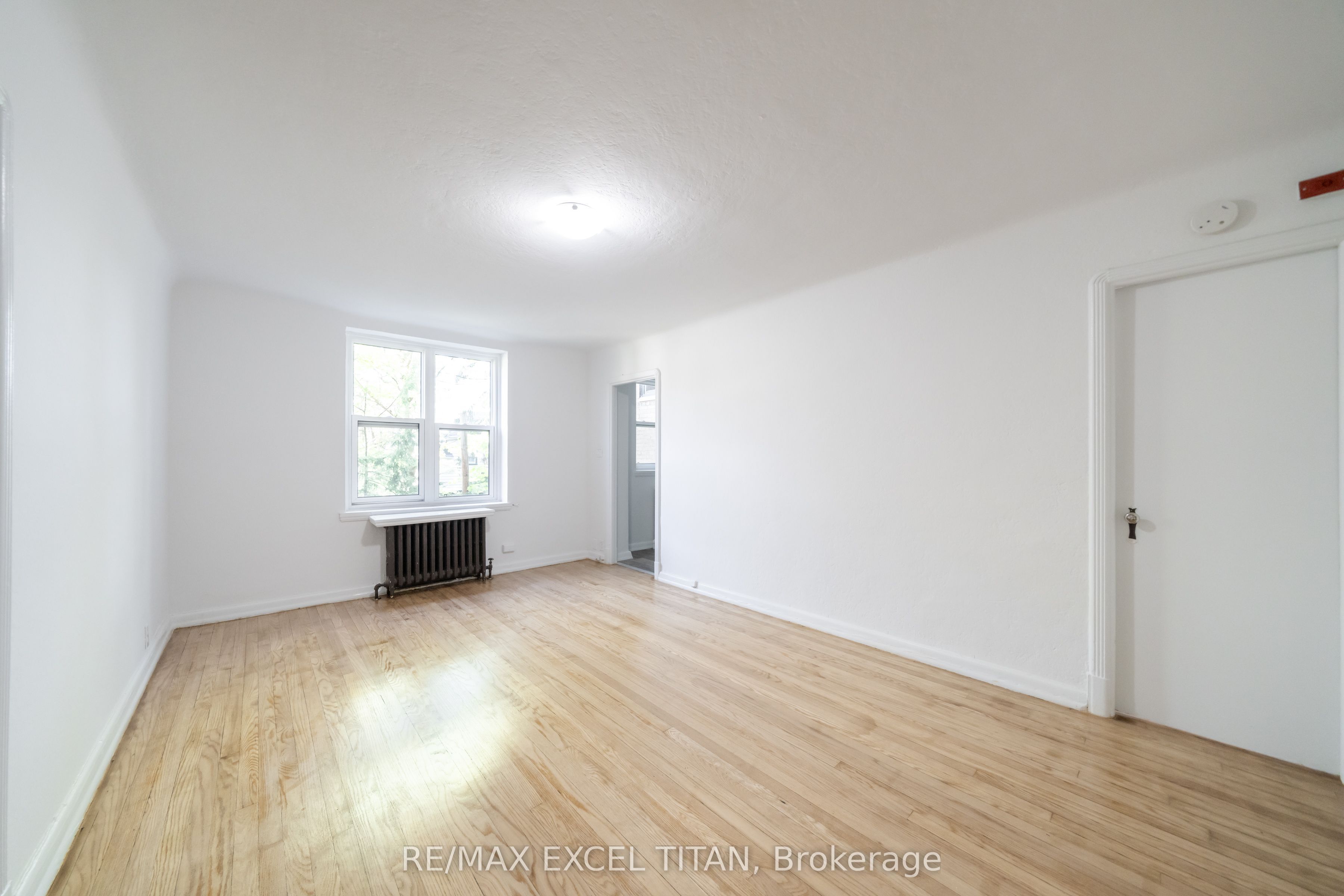 24-8 Mallory Gardens, Toronto, ON, M4V 2A6 photo 4