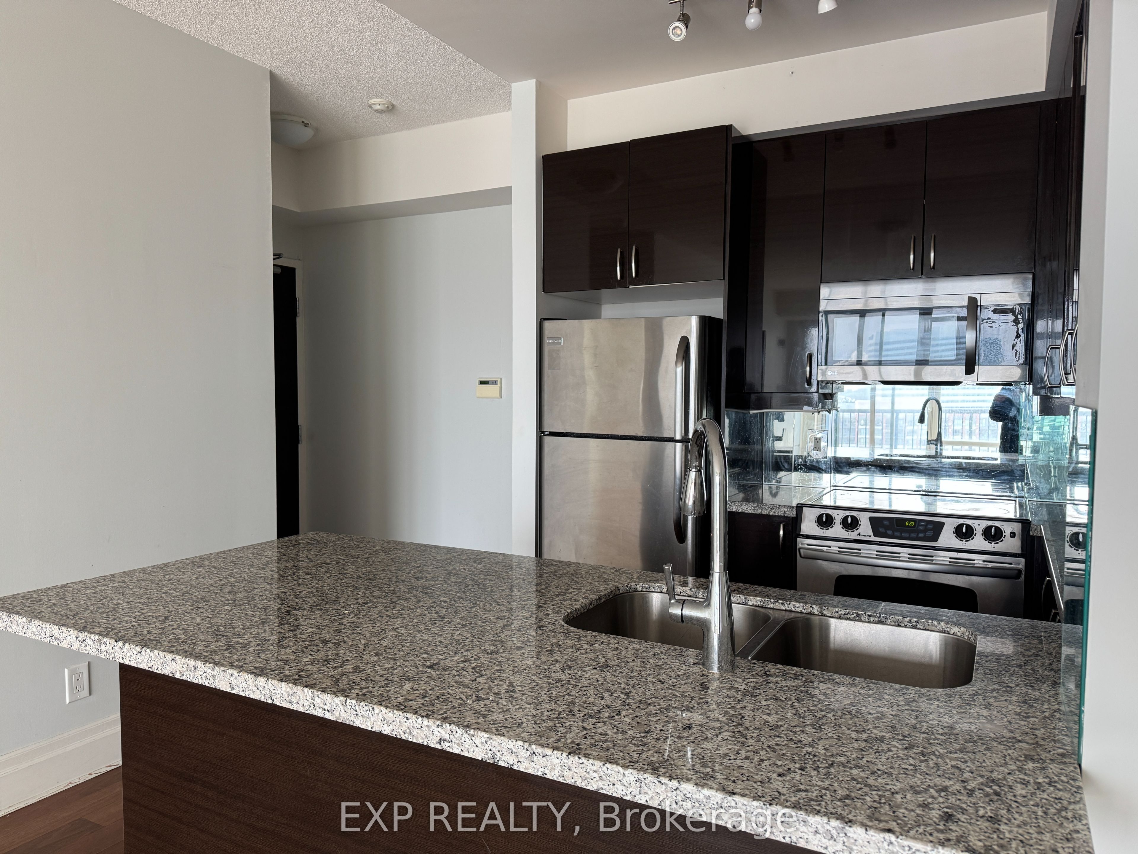 1001-151 Upper Duke Crescent, Markham, ON, L6G 0C9 photo 3