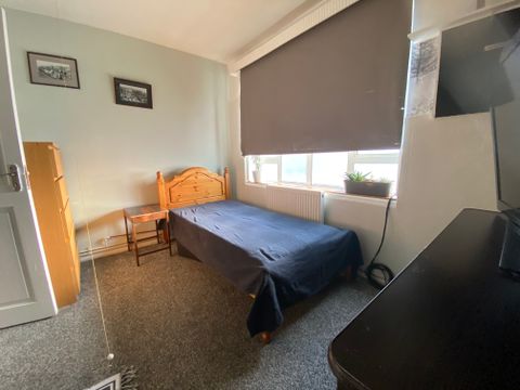 Orchard Place, London E14, Room to rent