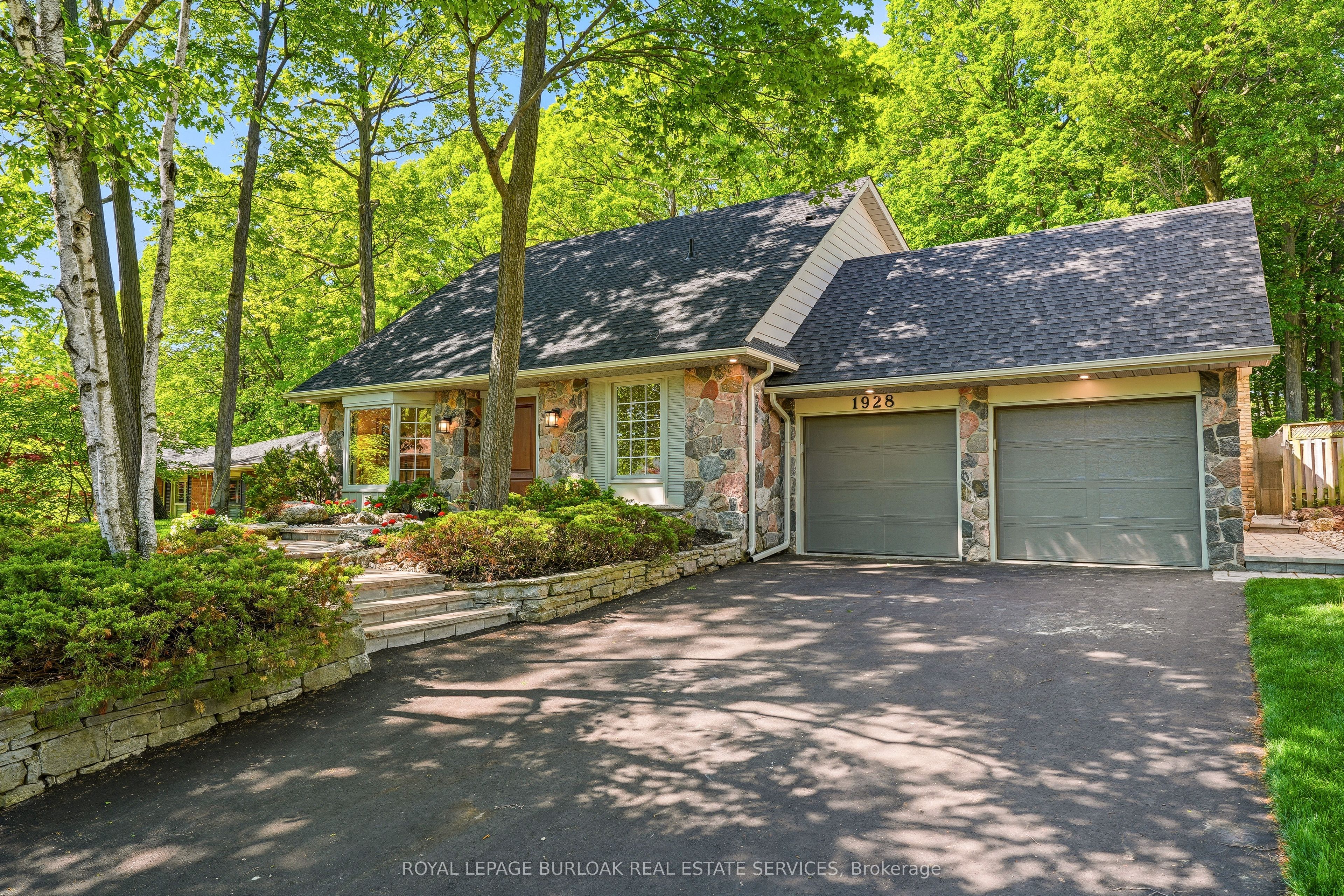 1928 Four Seasons Drive, Burlington, ON, L7P 2Y1