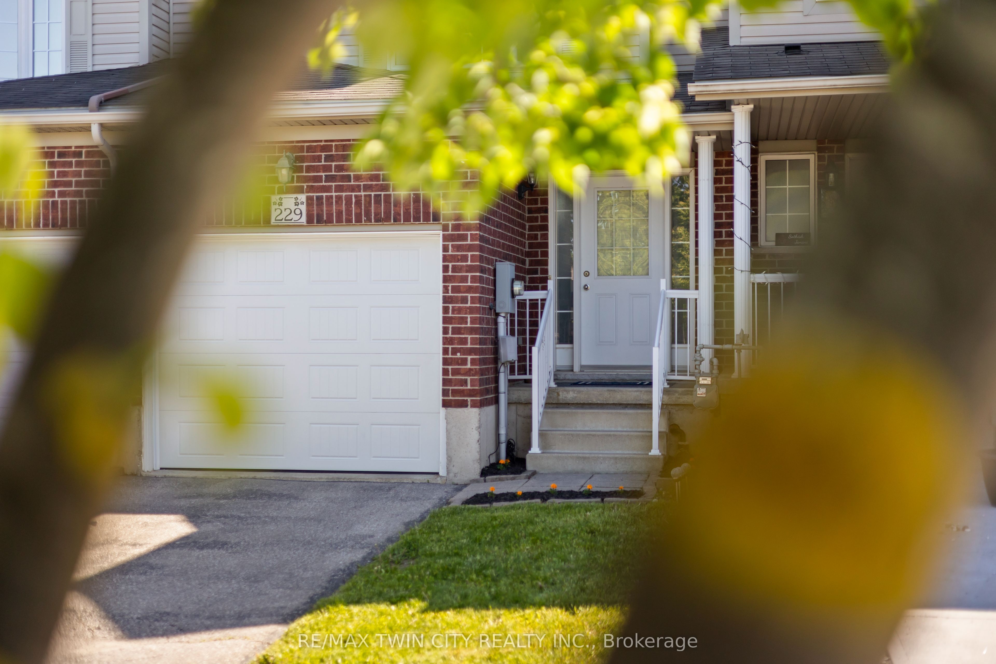229 Parkvale Drive, Kitchener, ON, N2R 1Y8 photo 3