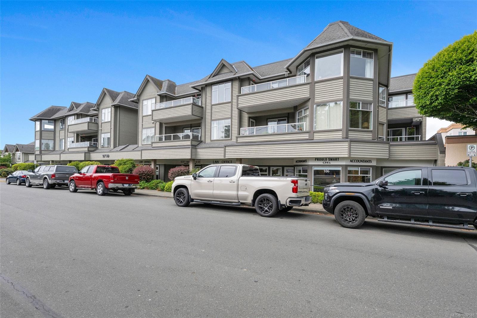 #204-9710 Second Street, Sidney, BC, V8L 3C4 photo 2