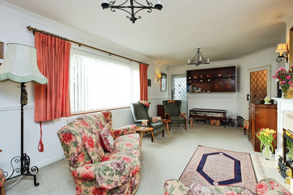 3 bed detached house for saleDerby Close, Tonbridge TN11 photo 2