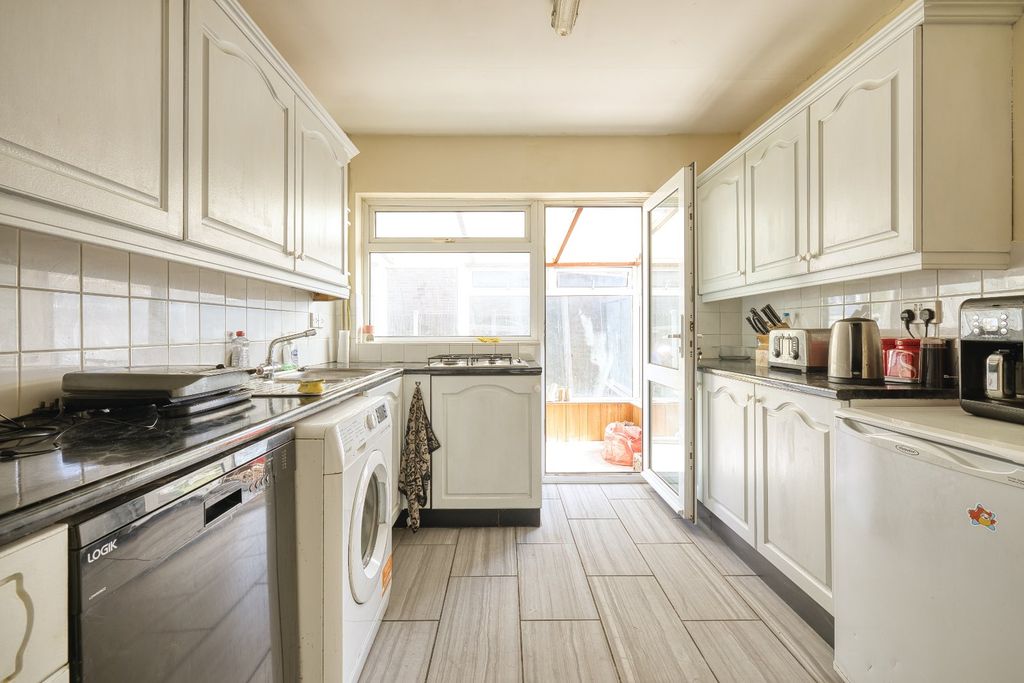 4 bed semi-detached house for saleDumpton Park Drive, Ramsgate CT11 photo 3