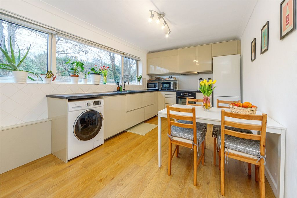 Additional image 5 of 2 bed flat for saleBrook Court, Watling Street, Radlett, Hertfordshire WD7