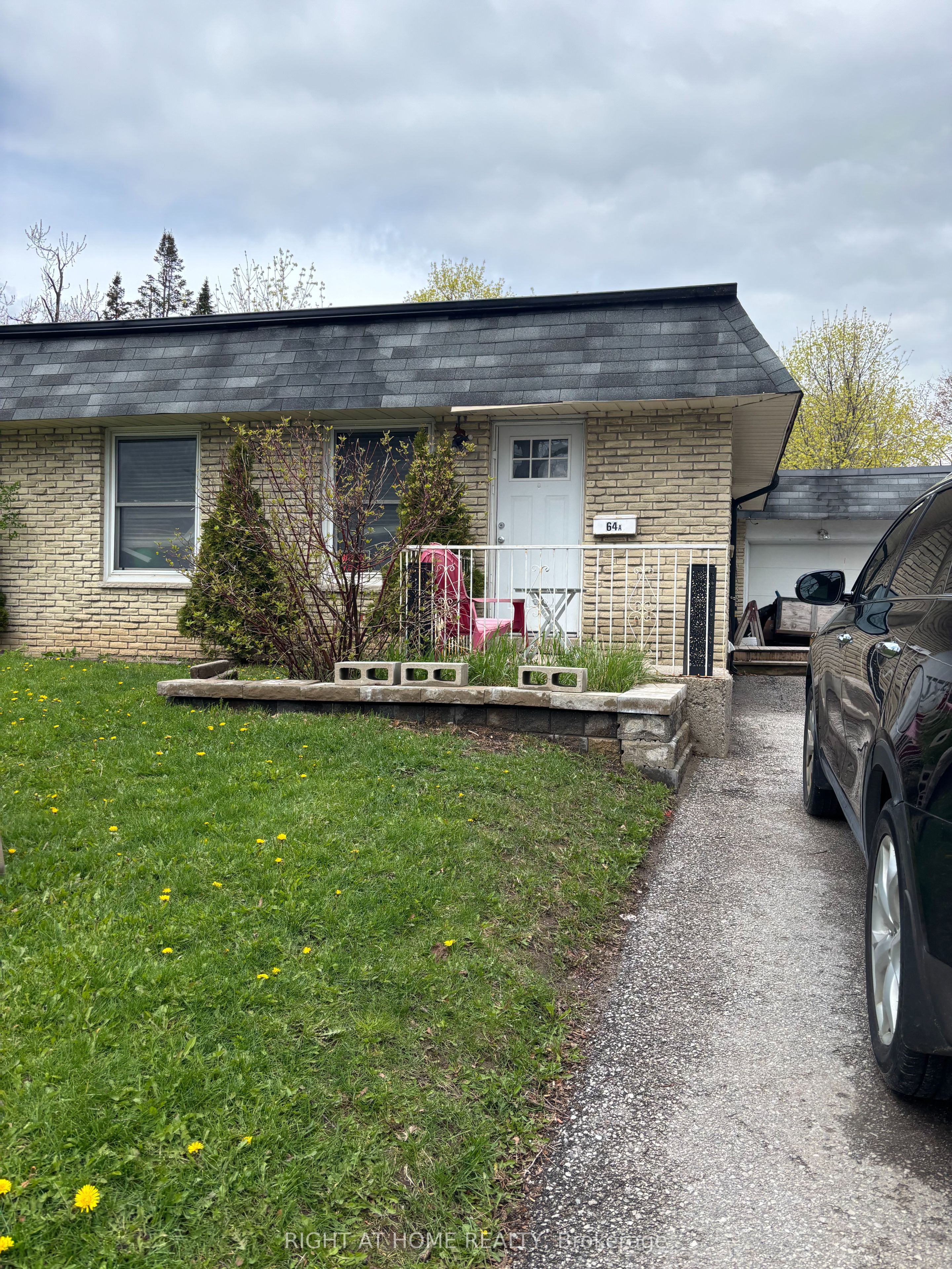 2-64 Daphne -lower Crescent, Barrie, ON, L4M 2Y9