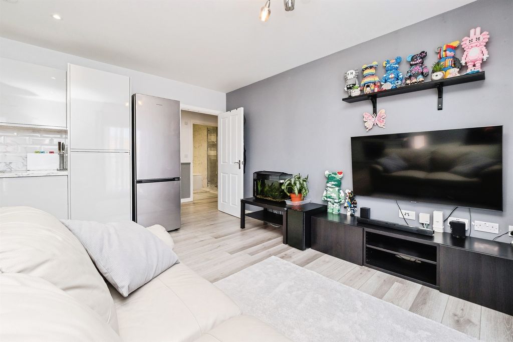 2 bed flat for saleHeriot Road, Rainham RM13 photo 4