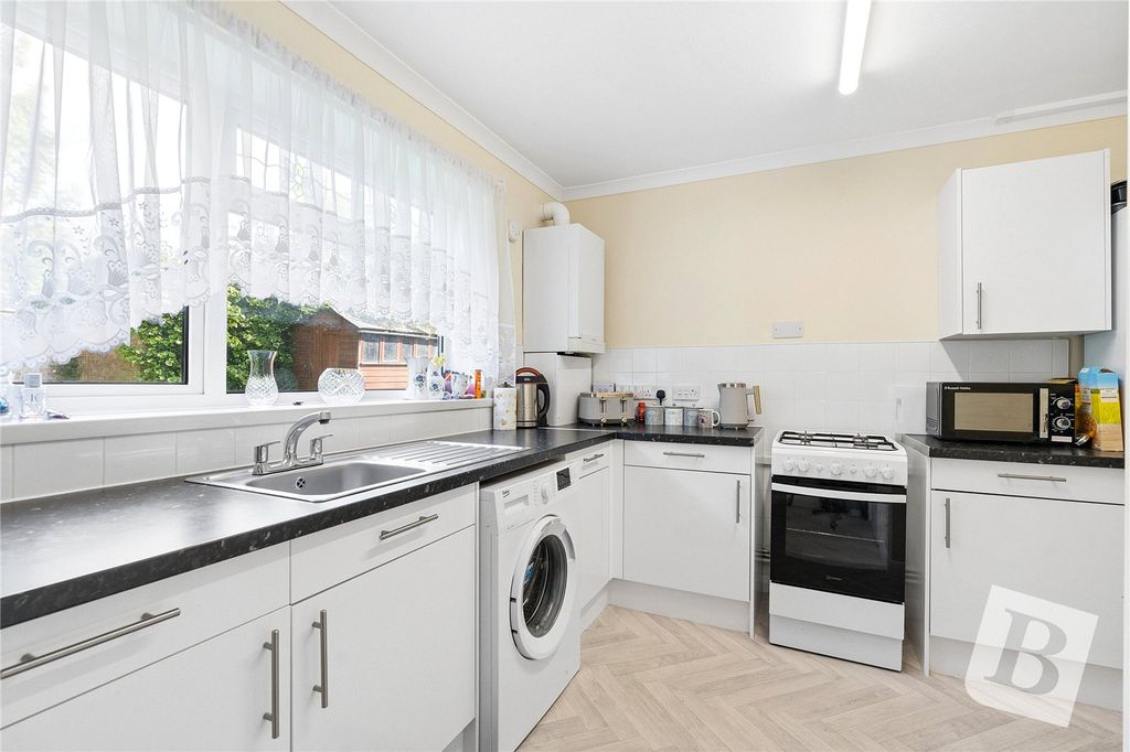 2 bed flat for saleStirling Close, Rainham RM13 photo 5