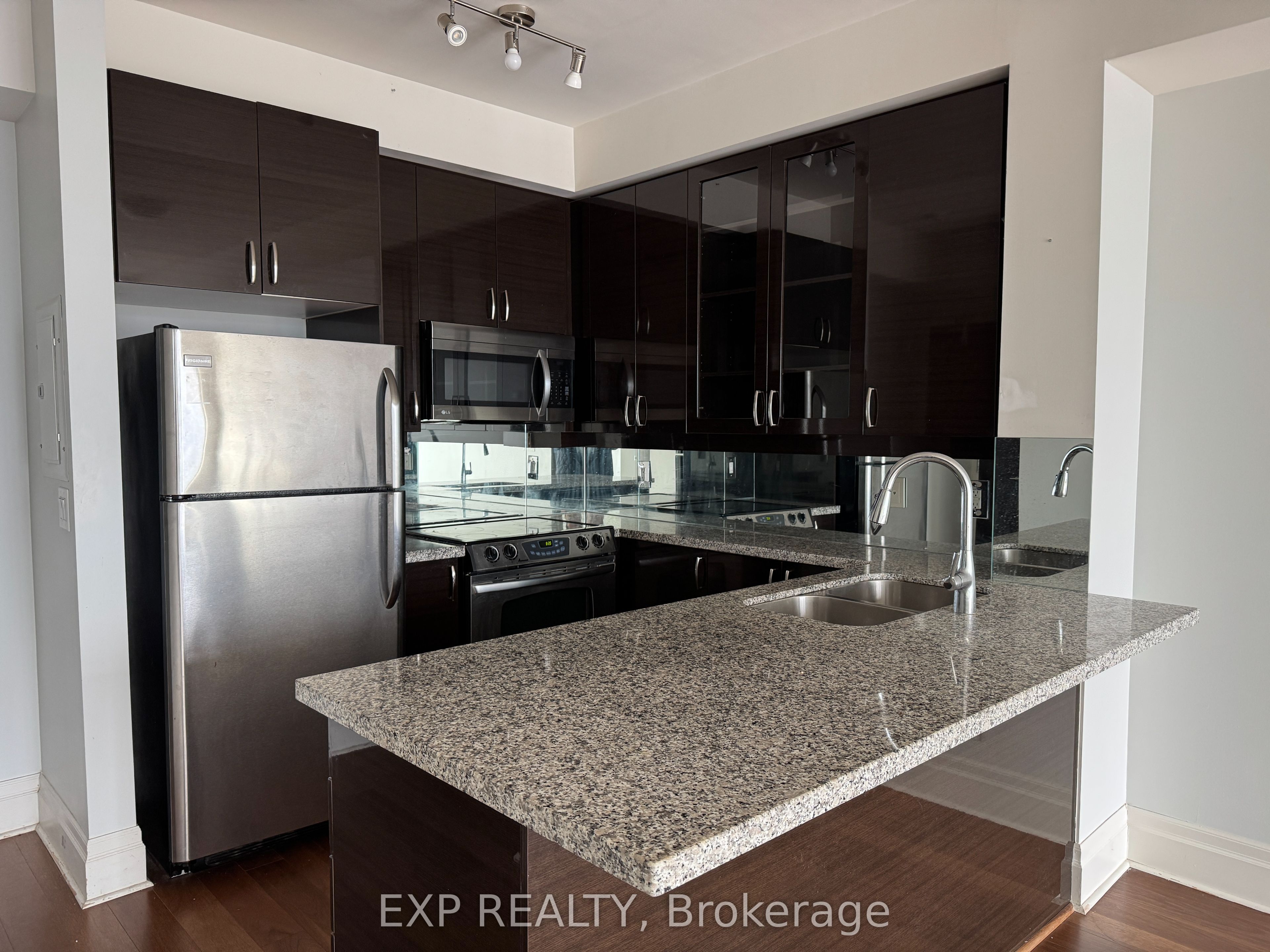 1001-151 Upper Duke Crescent, Markham, ON, L6G 0C9 photo 2