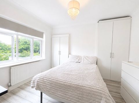 Southbury Road, Enfield EN1, Room to rent