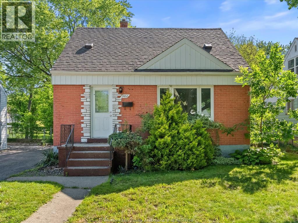 962 Askin , Windsor, ON, N9B2X7