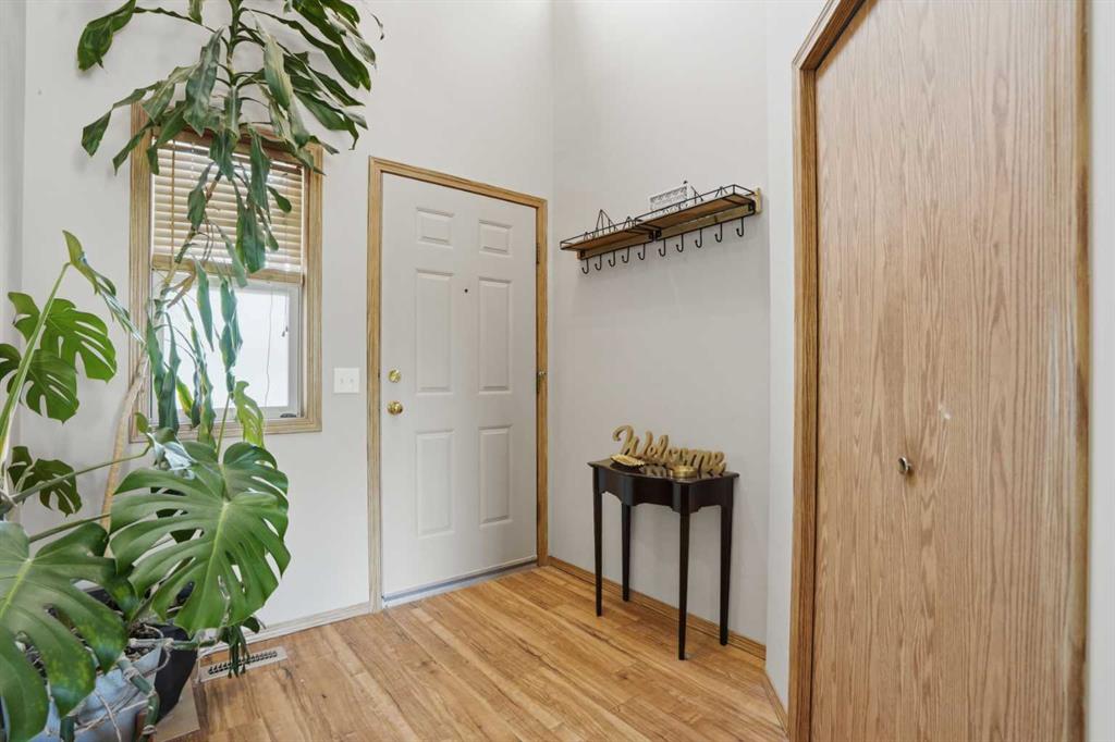 11 Somerglen Place SW, Calgary, AB, T2Y 3L5 photo 3