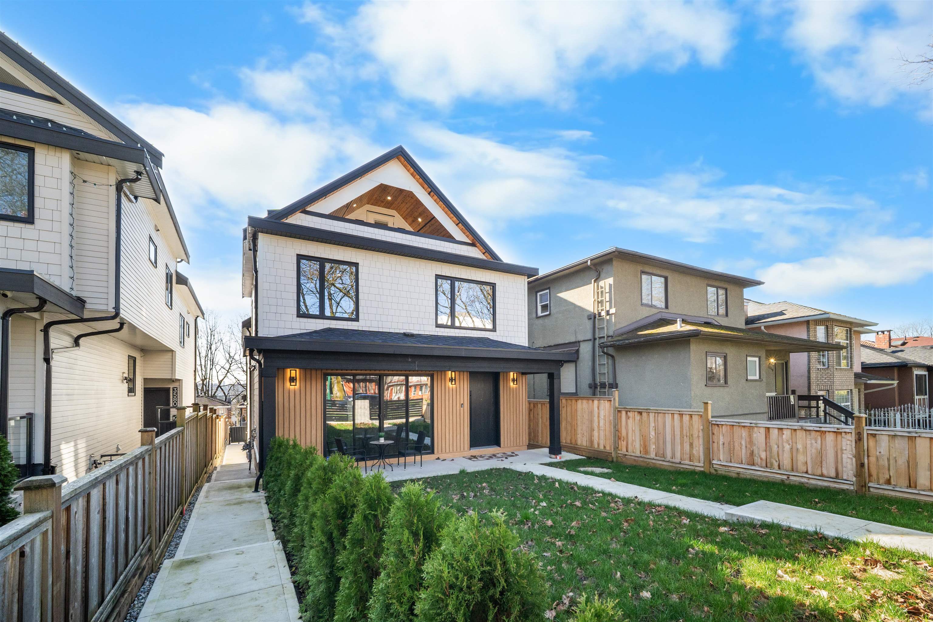 1-3576 Pender Street E, Vancouver, BC, V5K 2E3