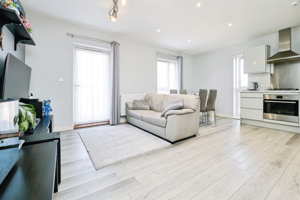 2 bed flat for saleHeriot Road, Rainham RM13 photo 5