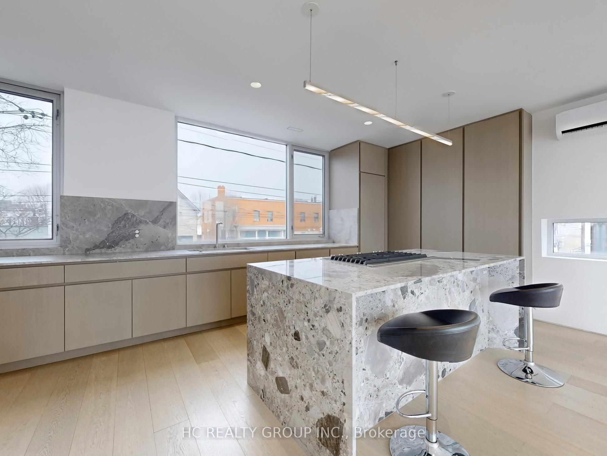 Upper-899 Dundas Street W, Toronto, ON, M6J 1V9