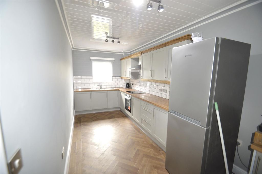 2 bed flat for saleBroadis Way, Rainham RM13 photo 2