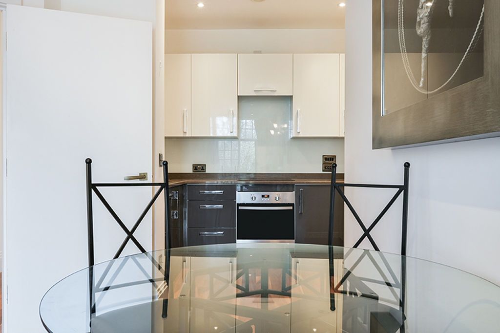 2 bed flat for saleLesbourne Road, Reigate RH2 photo 4