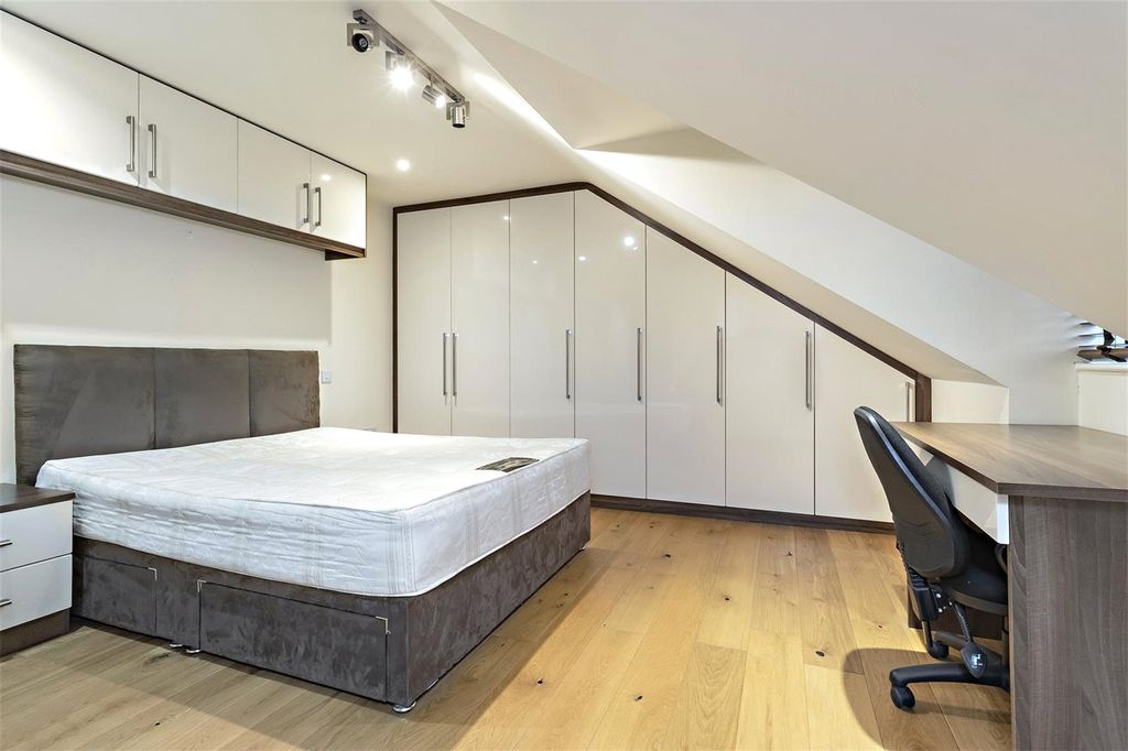 Additional image 6 of 2 bed flat for saleBrook Court, Watling Street, Radlett, Hertfordshire WD7