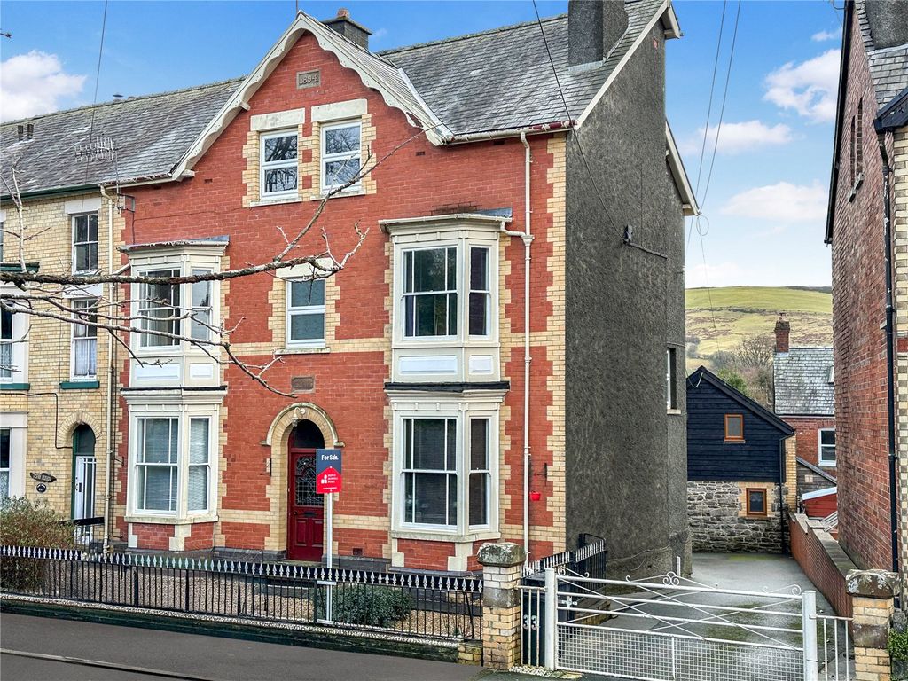 6 bed end terrace house for saleEast Street, Rhayader, Powys LD6