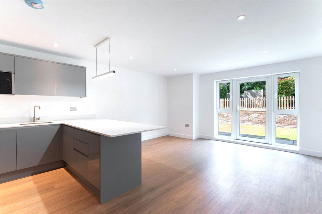2 bed flat for saleDoods Park Road, Reigate, Surrey RH2 photo 4