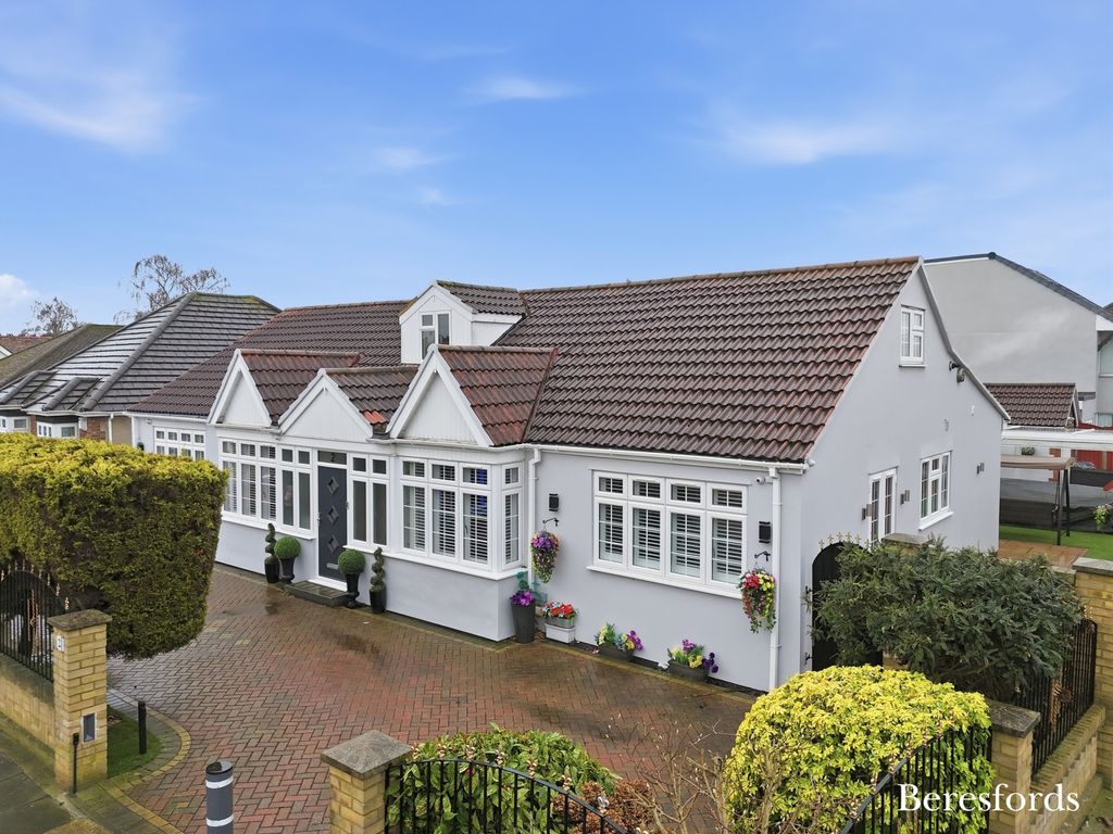 4 bed bungalow for saleOrchard Avenue, Rainham RM13