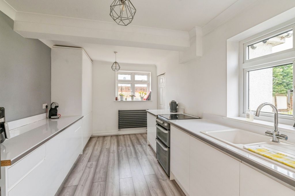 4 bed detached house for saleParsonage Road, Rainham RM13 photo 3