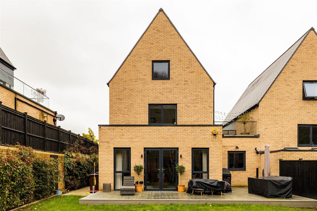 Additional image 11 of 4 bed link detached house for saleHawthorn Way, Redhill RH1