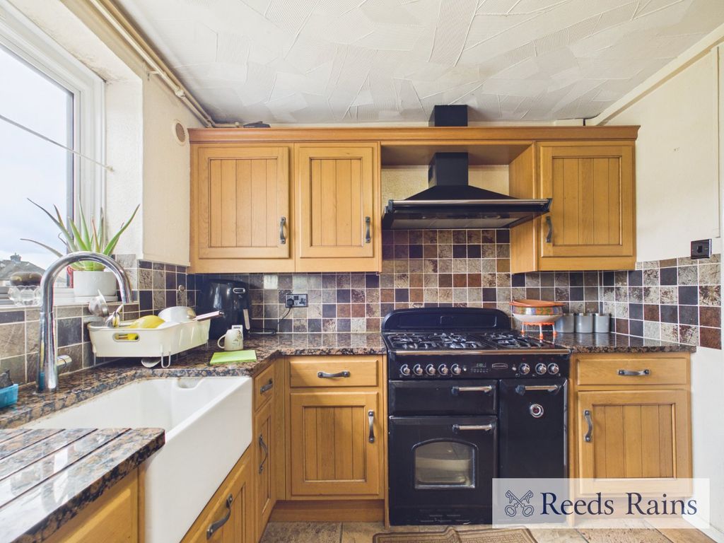 2 bed flat for saleCanfield Road, Rainham RM13 photo 4