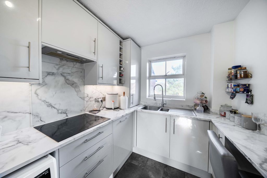 Additional image 16 of 2 bed flat for saleSalters Close, Rickmansworth, Hertfordshire WD3