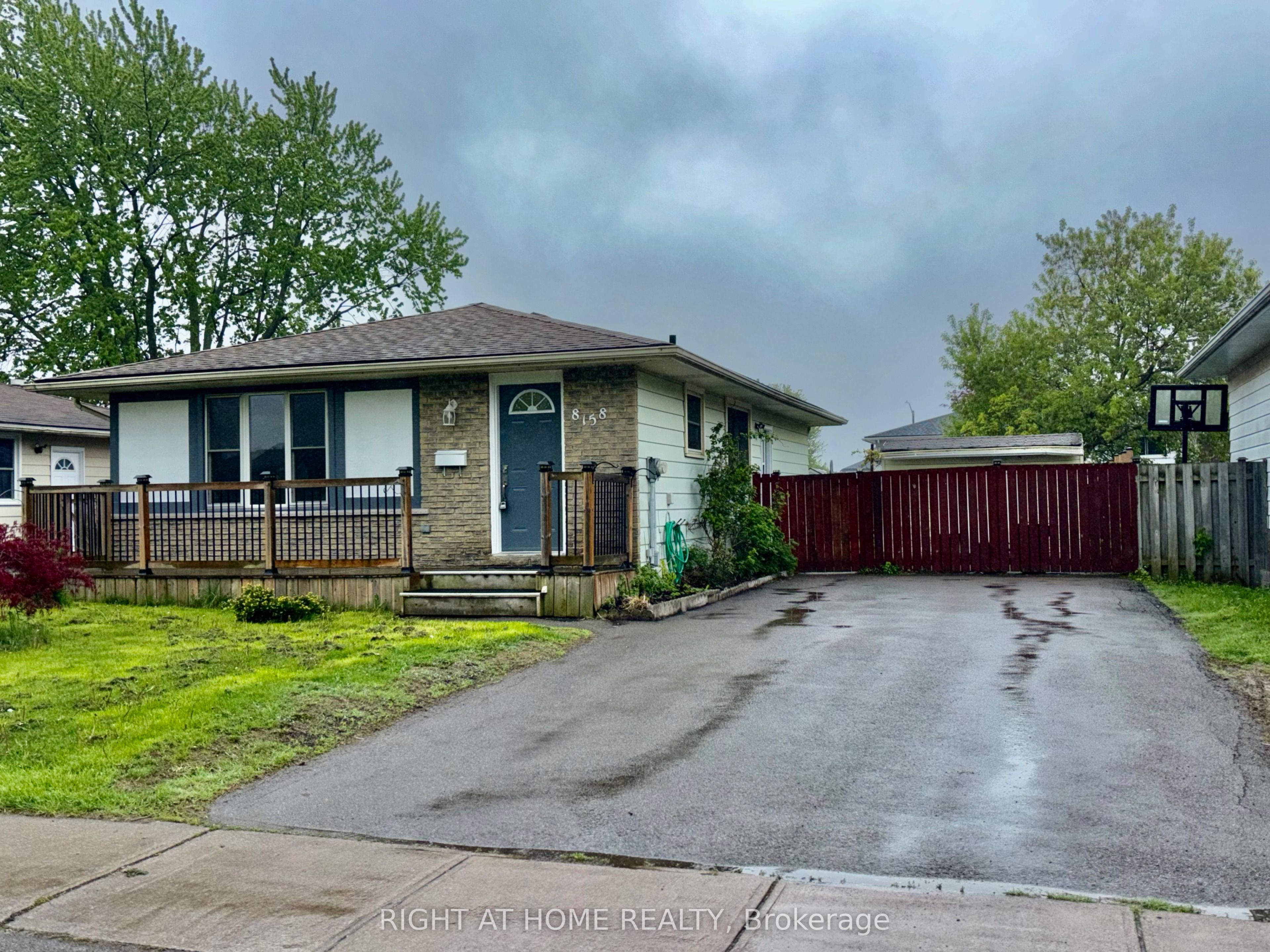 8158 Paddock Trail Drive, Niagara Falls, ON, L2H 1X3 photo 2
