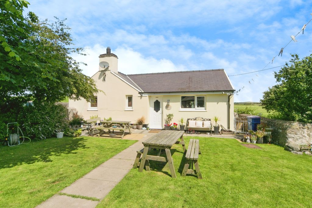 3 bed detached bungalow for saleLlanynghenedl, Holyhead LL65