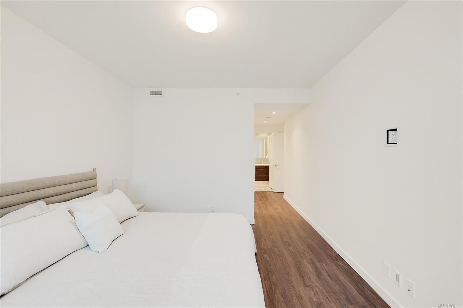 #204-363 Tyee Road, Victoria, BC, V9A 0B5 photo 3