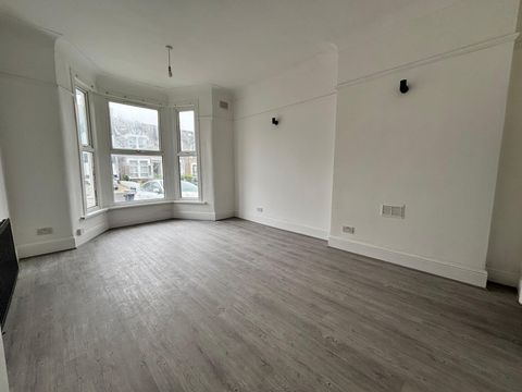 Seymour Gardens, London IG1, Studio to rent