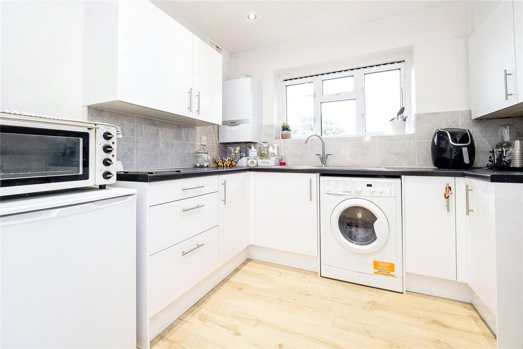 2 bed flat for saleBader Way, Rainham RM13 photo 5