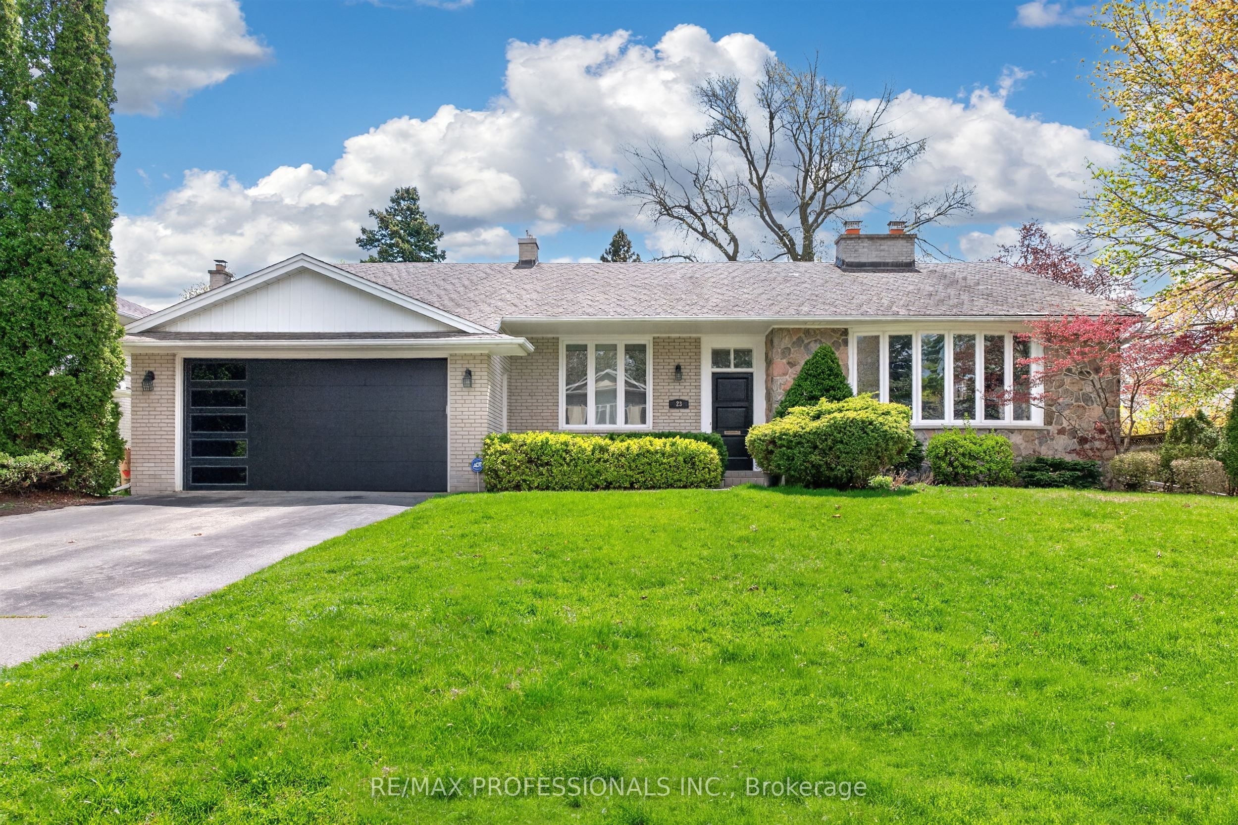 23 Ravensbourne Crescent, Toronto, ON, M9A 2A9 photo 2