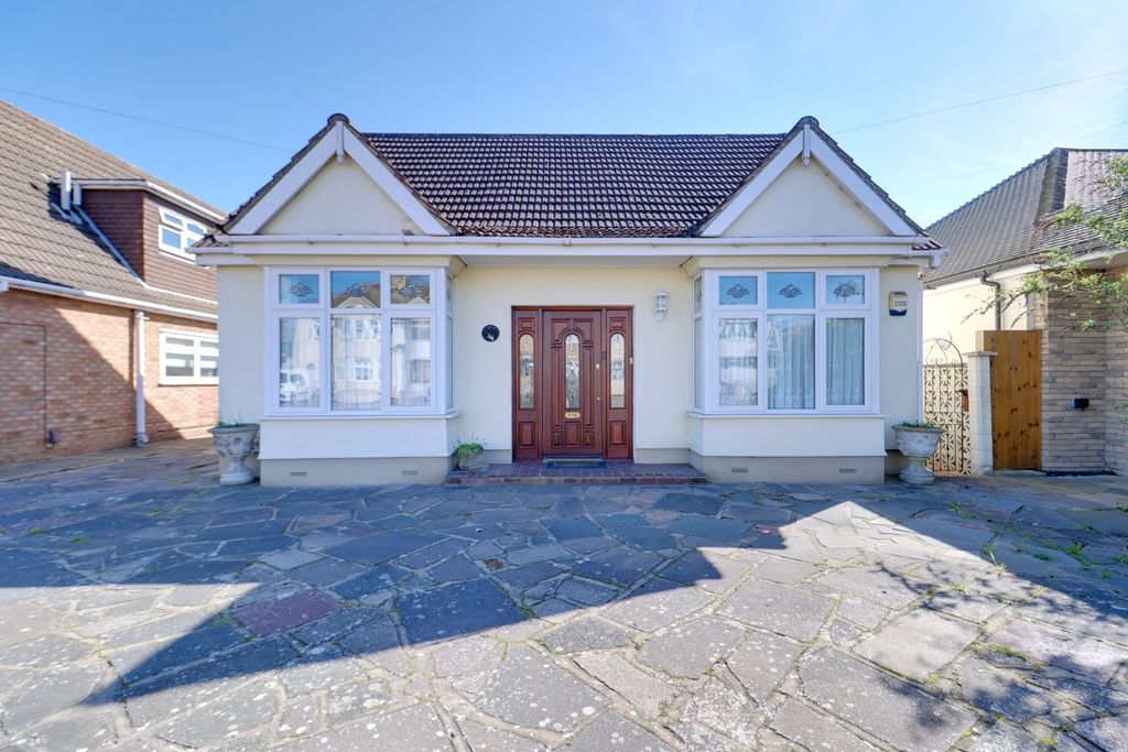 2 bed detached bungalow for saleUpminster Road North, Rainham RM13