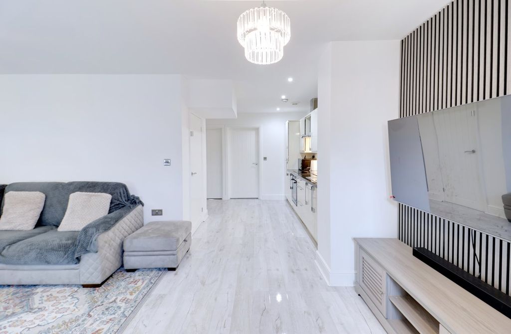 2 bed flat for saleCherry Tree Lane, Rainham RM13 photo 5
