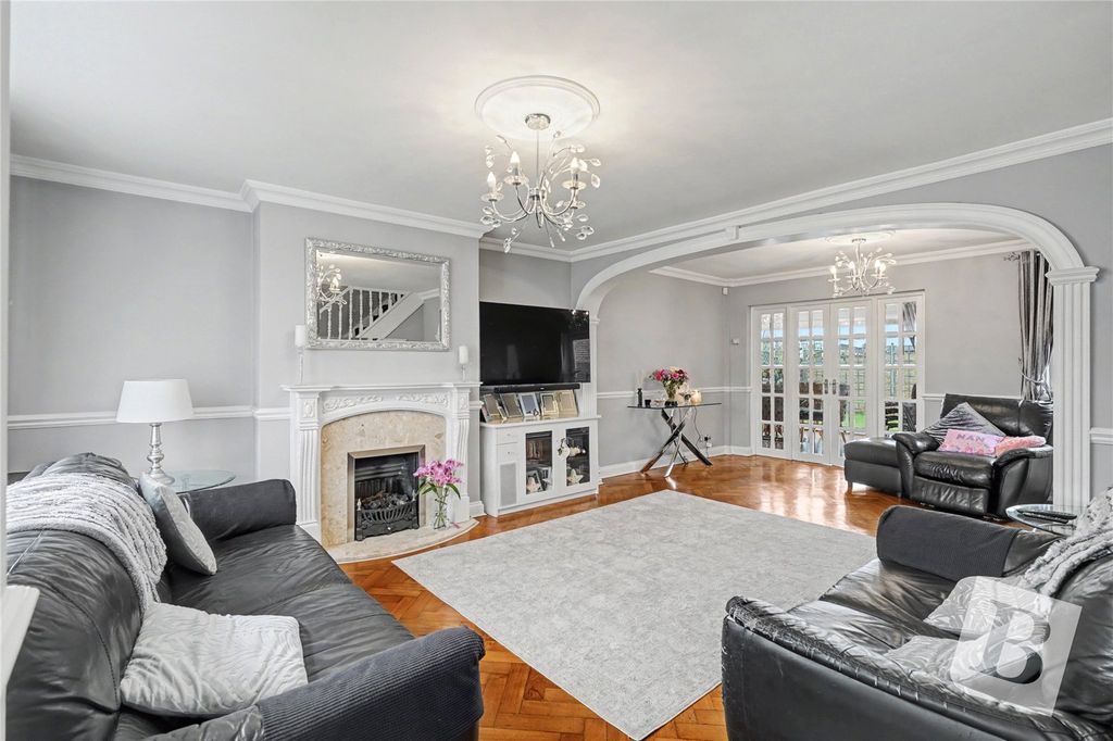 4 bed detached house for saleParsonage Road, Rainham RM13 photo 2