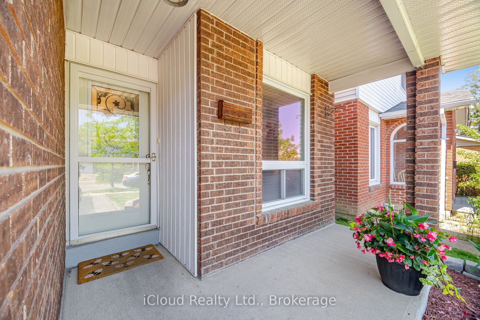 8 Lindridge Avenue, Brampton, ON, L6S 3W9 photo 4