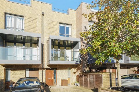Sir Alexander Close, London W3