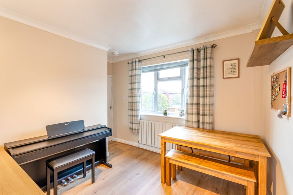 2 bed flat for saleThe Oval, Retford DN22 photo 5