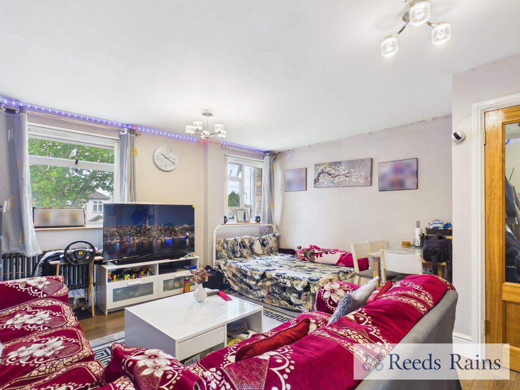 2 bed flat for saleCanfield Road, Rainham RM13 photo 3