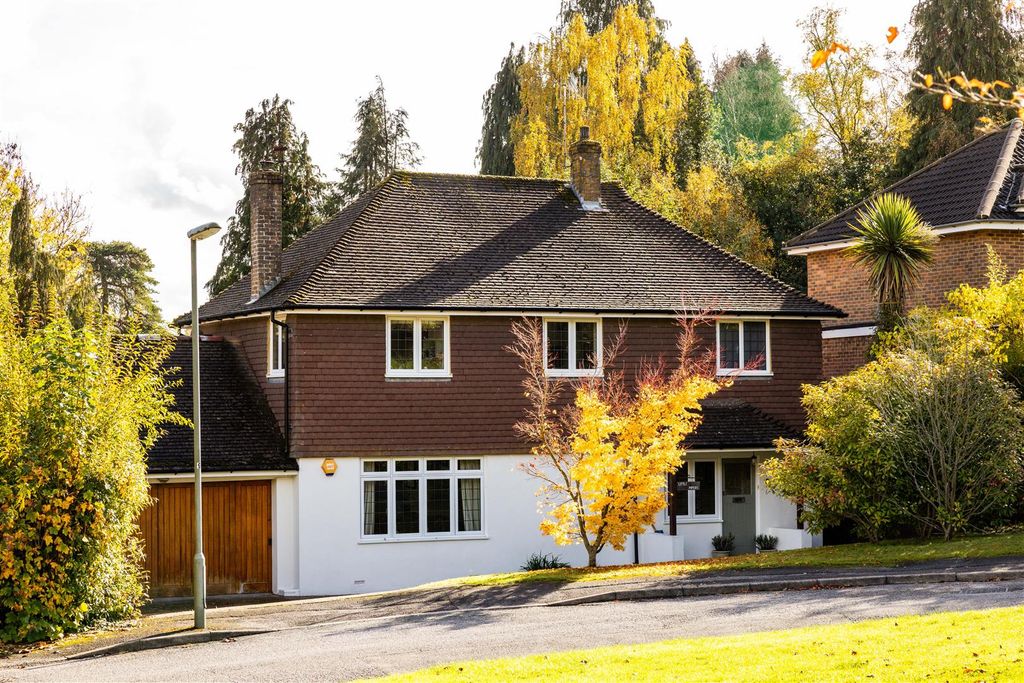 5 bed detached house for saleHuntersfield Close, Reigate RH2