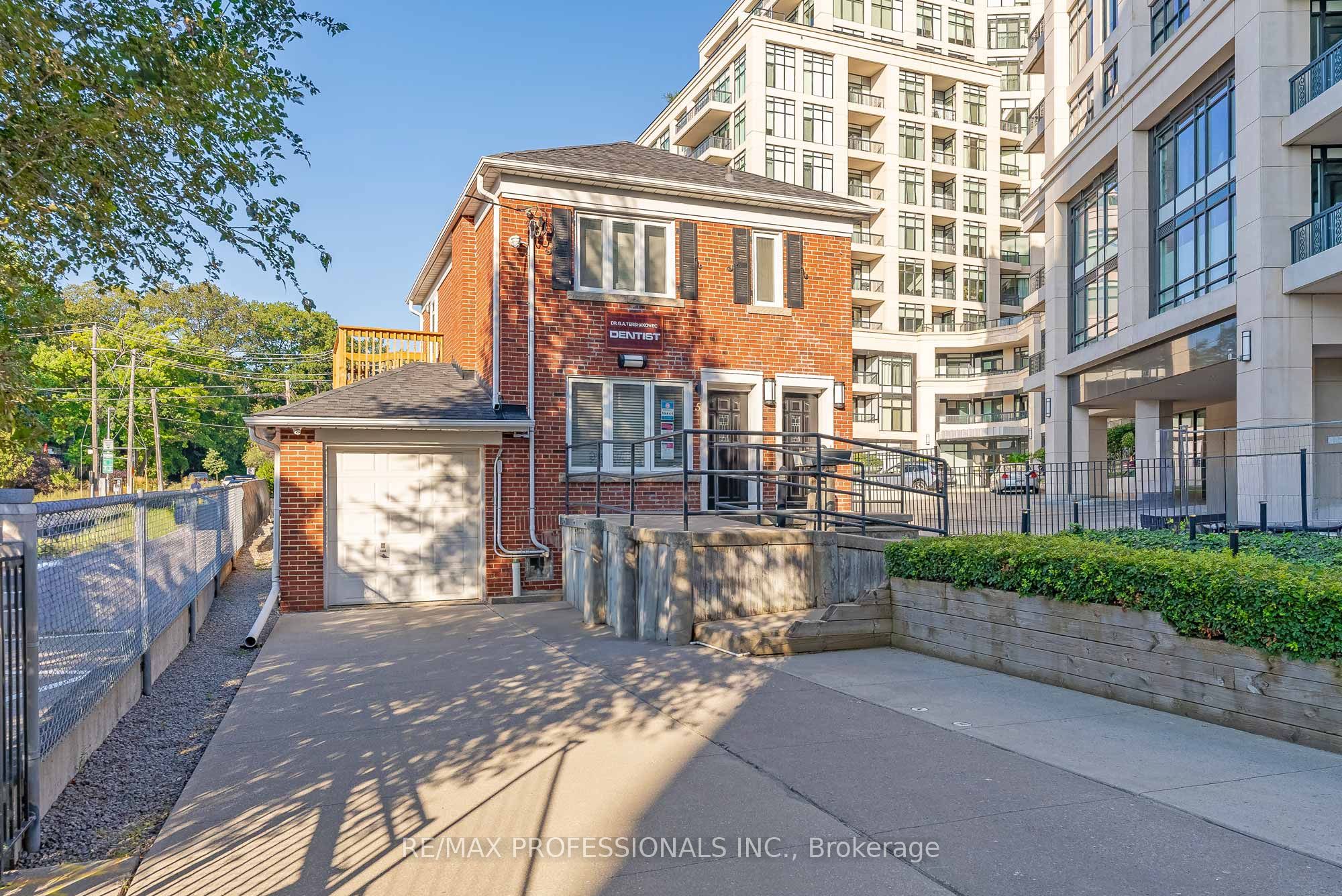 Lower-5B Old Mill Drive, Toronto, ON, M6S 4J7