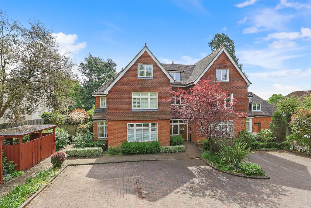 2 bed flat for saleCroydon Road, Reigate, Surrey RH2
