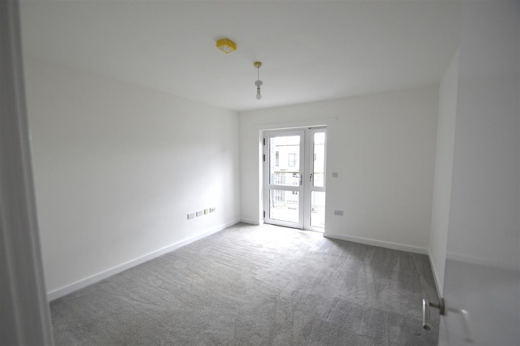 2 bed flat for saleBroadis Way, Rainham RM13 photo 3